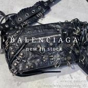 【“存在感際立つ新定番｜BALENCIAGA ル カゴール XS ジャイアント入荷”】スタッズ×ヴィンテージレザーが魅せる、主役級デザインの注目モデル！ ブランドコレクト原宿竹下通り店のオススメアイテムをご紹介！：画像1