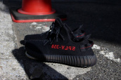 2月11日発売 17SS YEEZY BOOST 350 V2 BLACK/REDを最速入荷！？サイズも取り揃えがございます！！【原宿店】：画像1