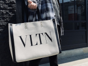 ​VALENTINO（ヴァレンティノ）のシグネチャー 「VLTN」があしらわれたトートバッグを買取入荷！！：画像1