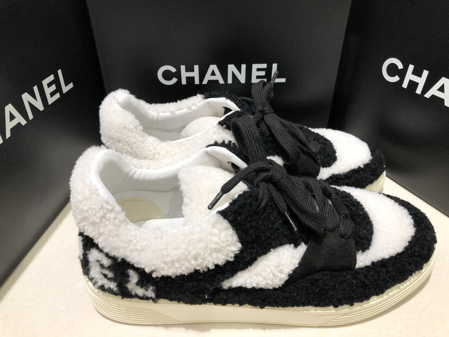 CHANEL(シャネル)ロゴシェルパボアスニーカーを高価買取させていただき