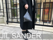 ミニマルデザインの代表格であるJIL SANDER(ジルサンダー)のトライアングルバッグのご紹介です。【ブランドコレクト表参道店】：画像1