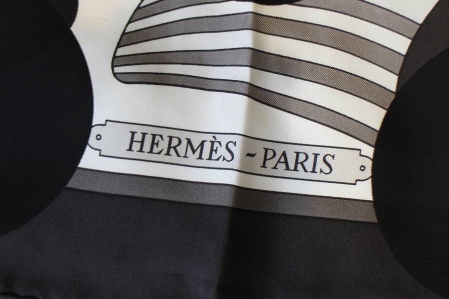 HERMES × COMME des GARCONSコラボの超希少なのスカーフ「コム デ カレ 