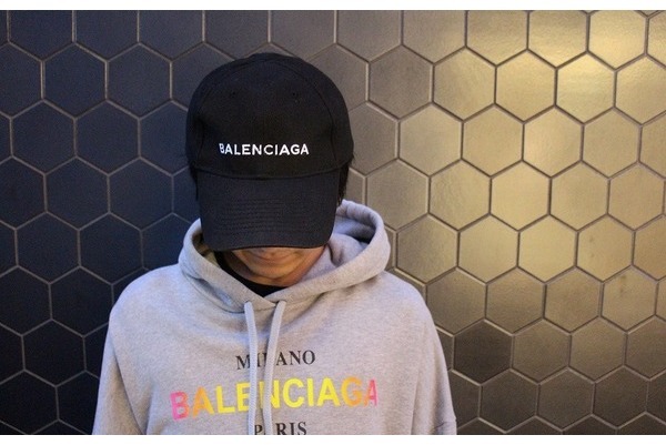 今話題のブランド 、BALENCIAGA(バレンシアガ)より人気のロゴキャップ