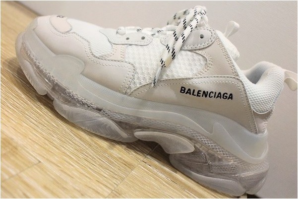 BALENCIAGA(バレンシアガ)より、王道ダッドスニーカー、トリプルSをお