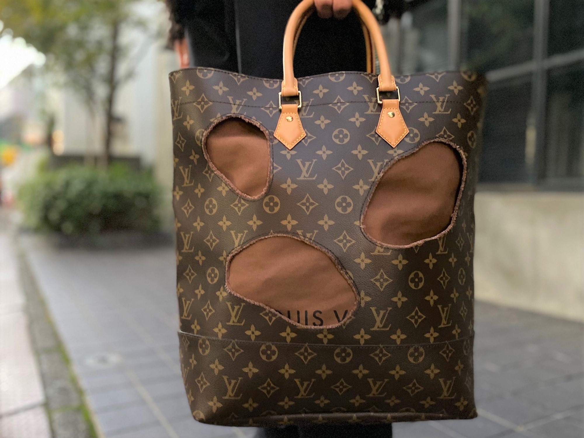 歴史的名作！Louis Vuitton×Rei Kawakuboのバッグ ウィズ ホールズが ...