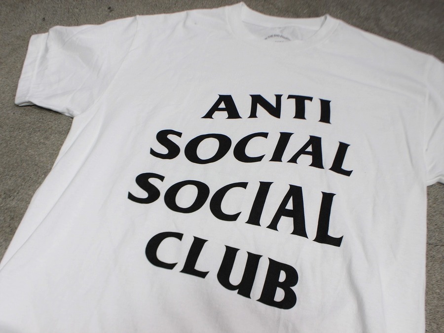 女性にもおすすめな1着！！！】Anti Social Social ClubからTシャツ 