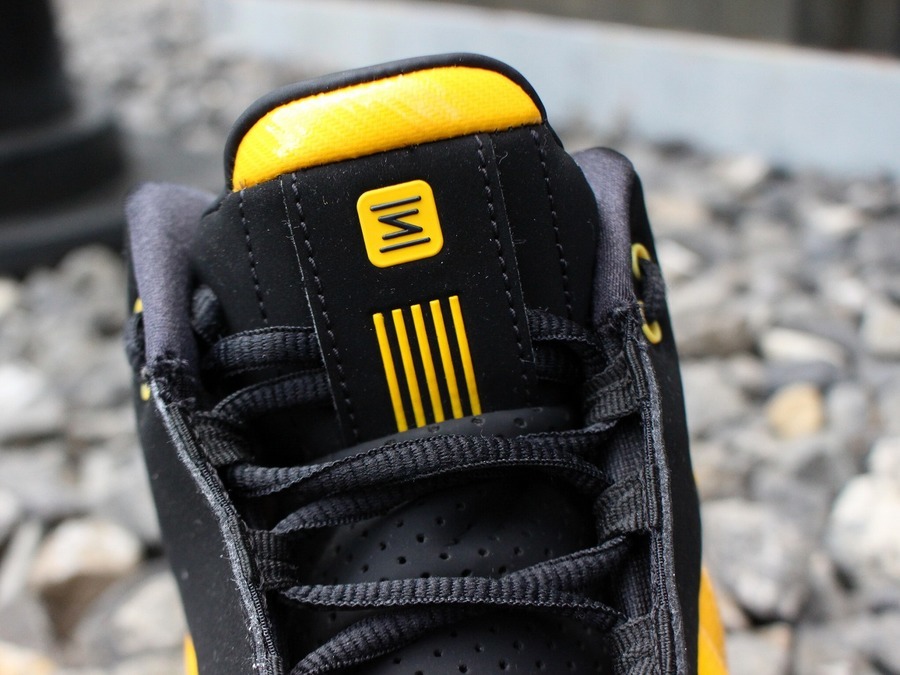 日本未発売！！】NIKE(ナイキ) SHOX BB4 'BLACK UNIVERSITY GOLD' 入荷