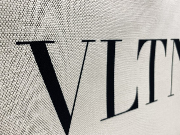 VALENTINO（ヴァレンティノ）のシグネチャー 「VLTN」があしらわれた