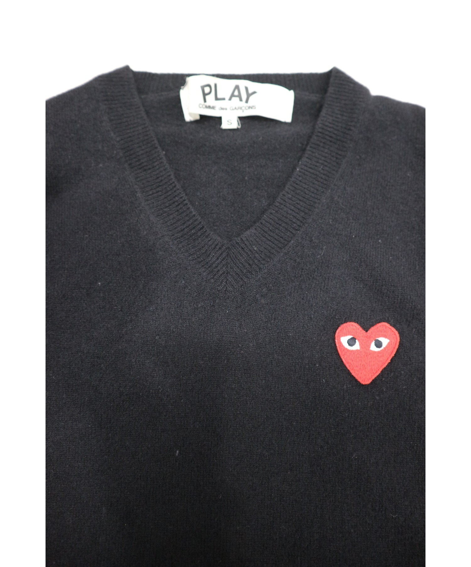 Play Comme Des Garcons プレイコムデギャルソン ハートマーク刺繍vネックニット ブラック サイズ S Ad11 ブランド古着の通販サイト ブランドコレクト